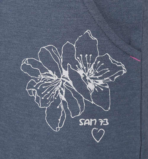 Virágok és SAM 73 logó a szoknyán