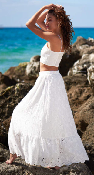Hosszú fehér női szoknya perforációval ideális a nyári nyaraláshoz a tengerparton